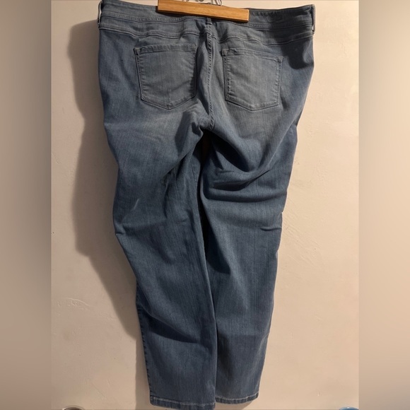 Torrid Premium Women’s Luxe Skinny Jeans Sz 22R Light Wash Torn Distressed EUC - Picture 4 of 8